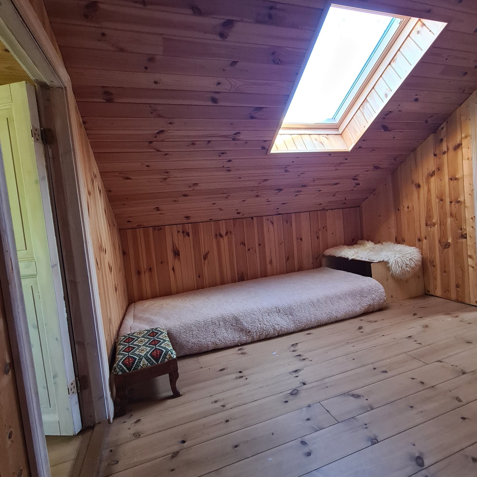 Rom på midten på hems. Dører (lavere) inn til 2 soverom hver med 2 senger. Galleribilde