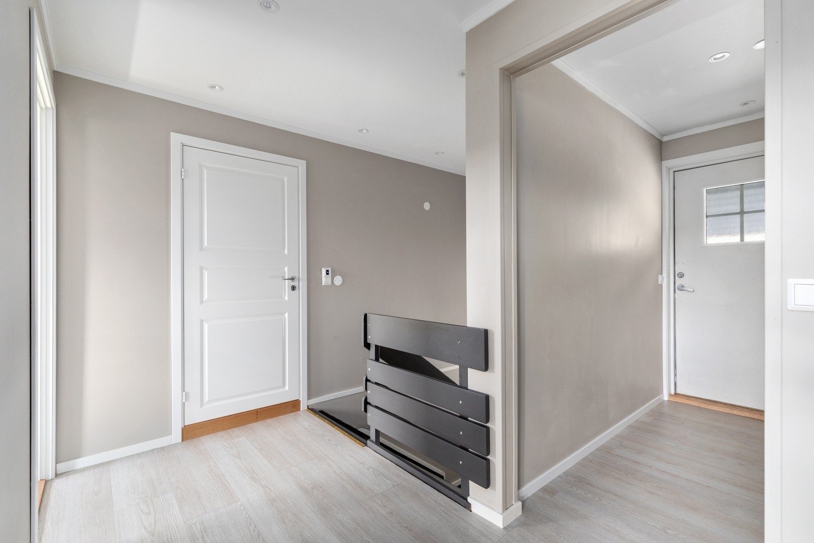 Stor trappeoppgang med adkomst til soverom bad og entré. Galleribilde