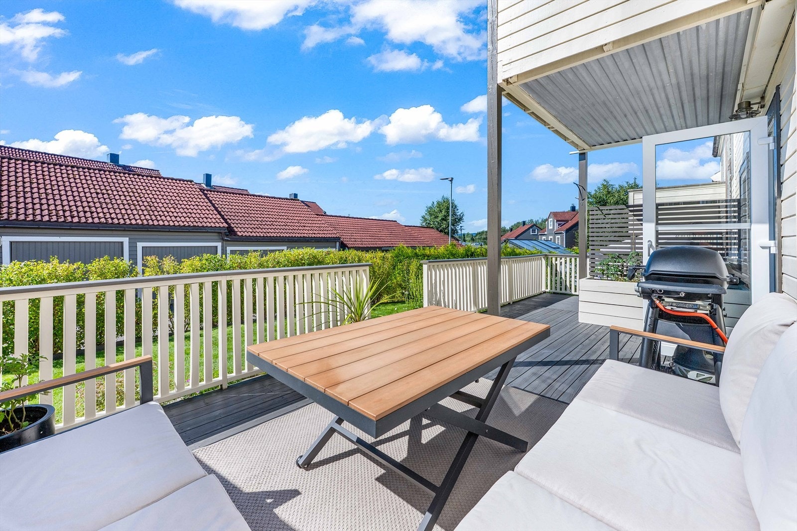 Solrik uteplass på hele 25 kvm - perfekt for lange sommerkvelder. Galleribilde