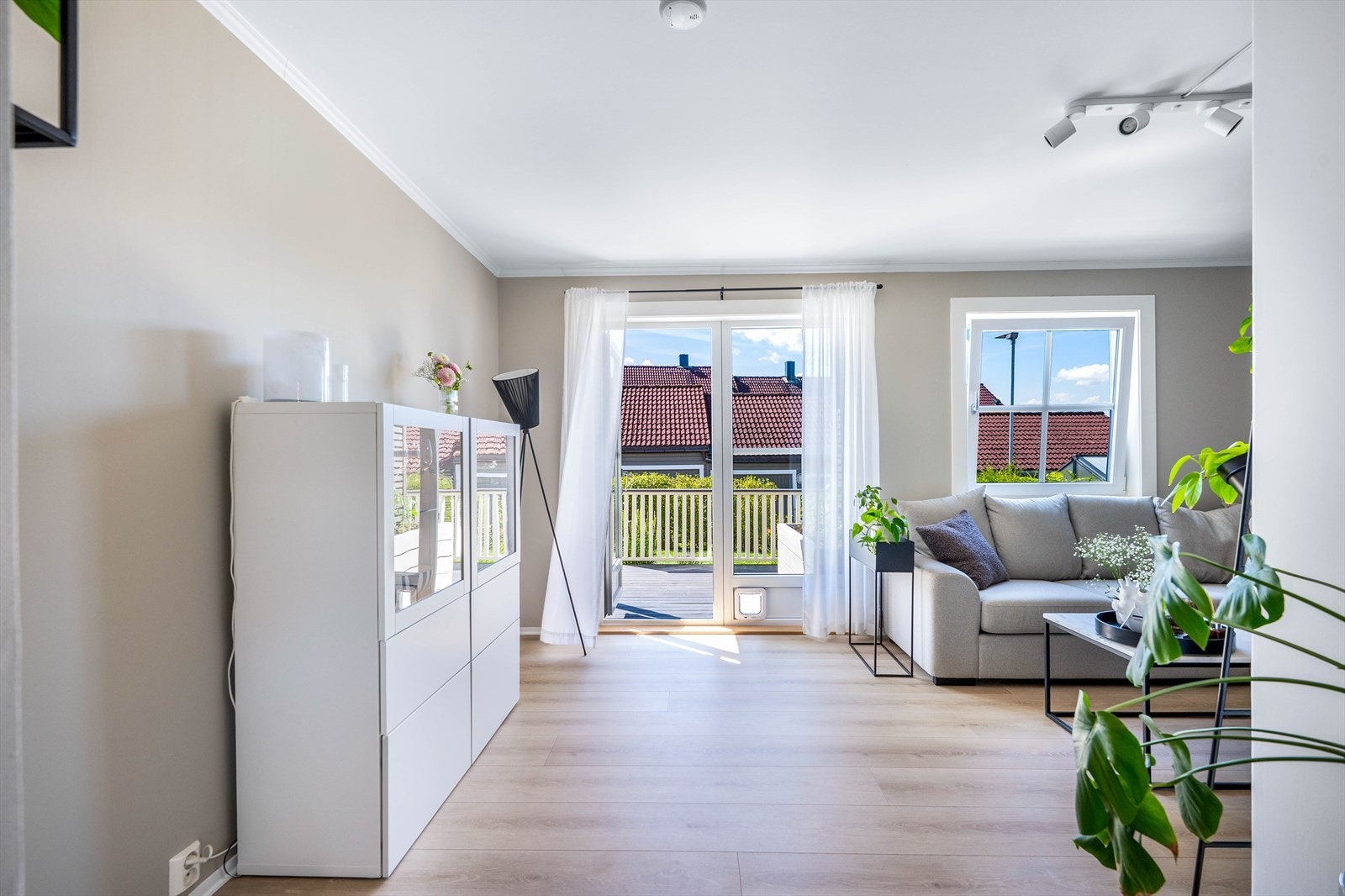 Det er utgang til terrassen fra stuen. Galleribilde