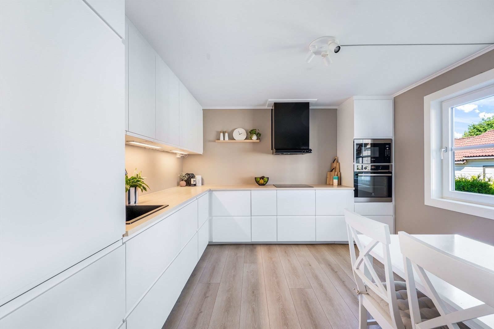 IKEA-kjøkken fra 2019 med integrerte hvitevarer. Galleribilde