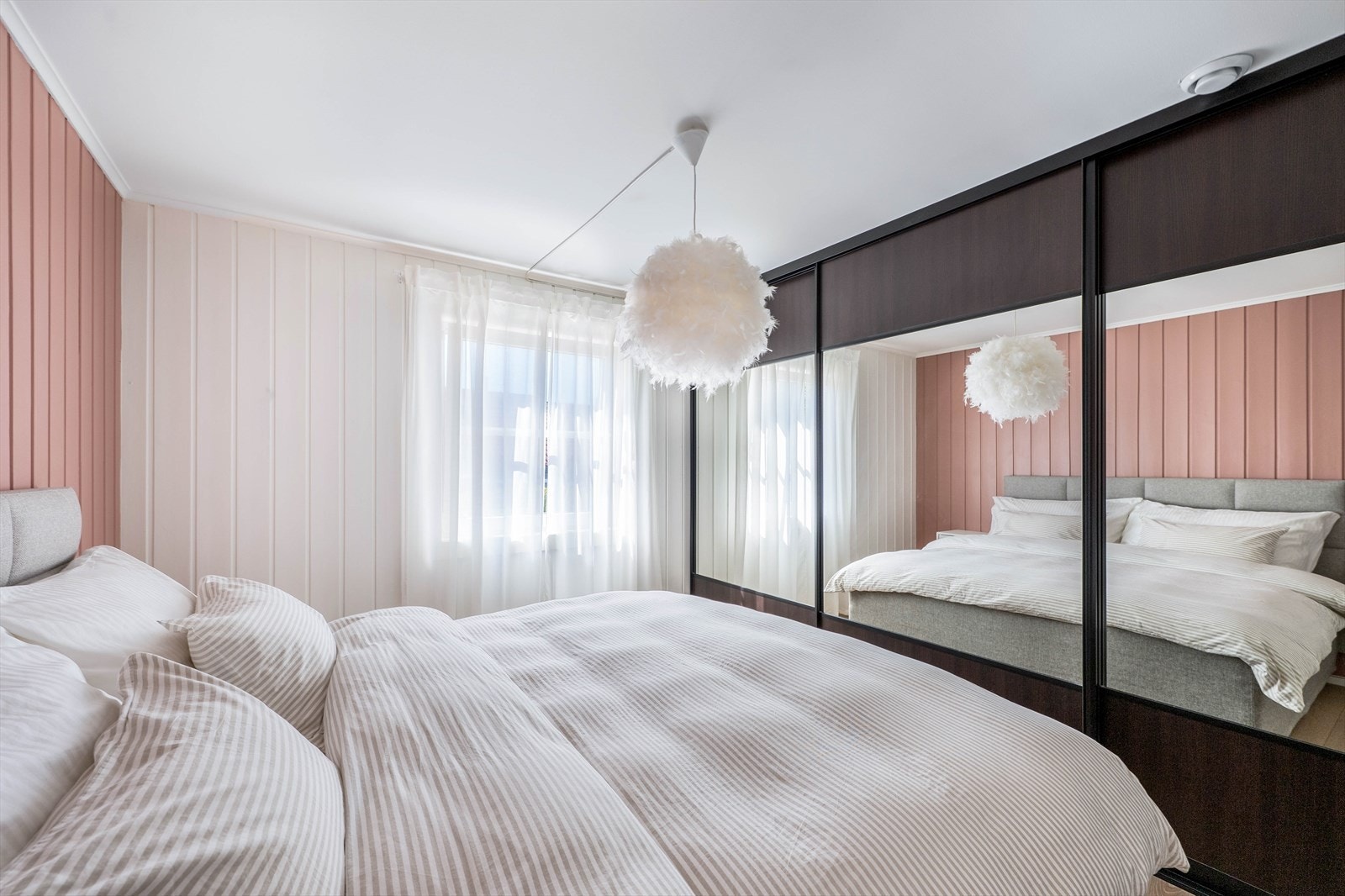 Stor skyvedørsgarderobe gir rikelig oppbevaringsplass. Galleribilde