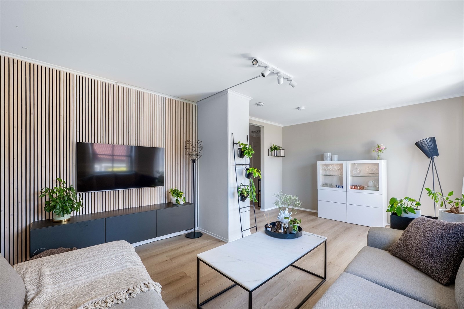 Elegant og moderne stue med plass til både sofagruppe og spiseplass - perfekt for hyggelige sammenkomster. Galleribilde