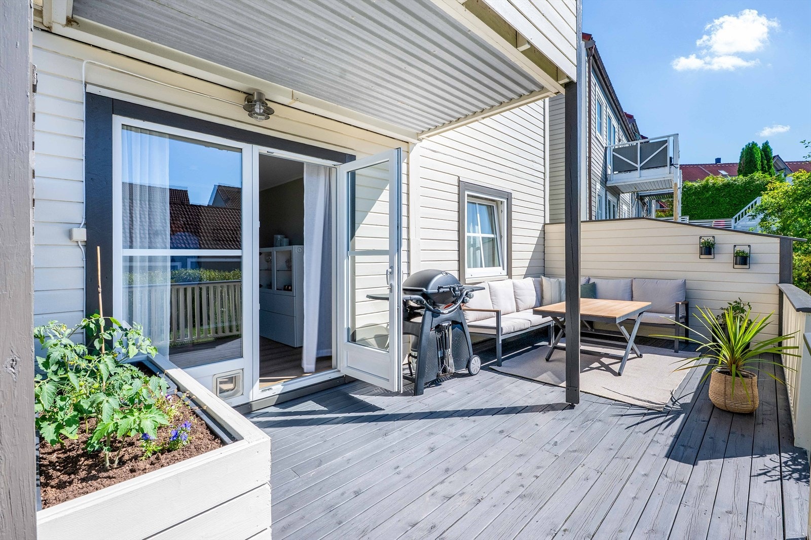 Stor terrasse som gir en herlig forlengelse av stuen i sommerhalvåret. Galleribilde