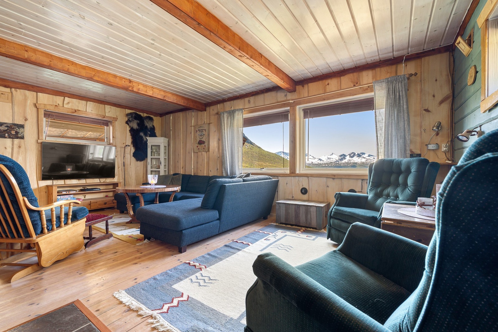 Store vindusflater gir godt med naturlig lys og lar naturen bli en del av interiøret Galleribilde