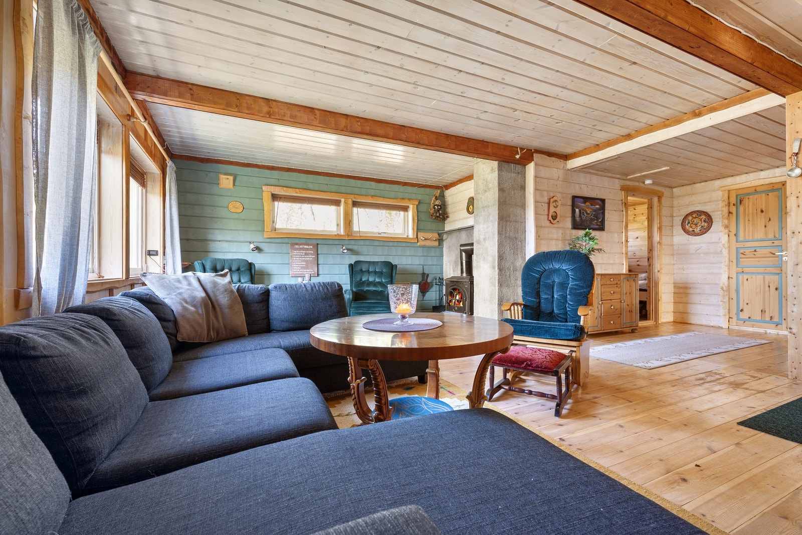 Hytta er gjennomført i en enkel og tidløs hyttestil Galleribilde