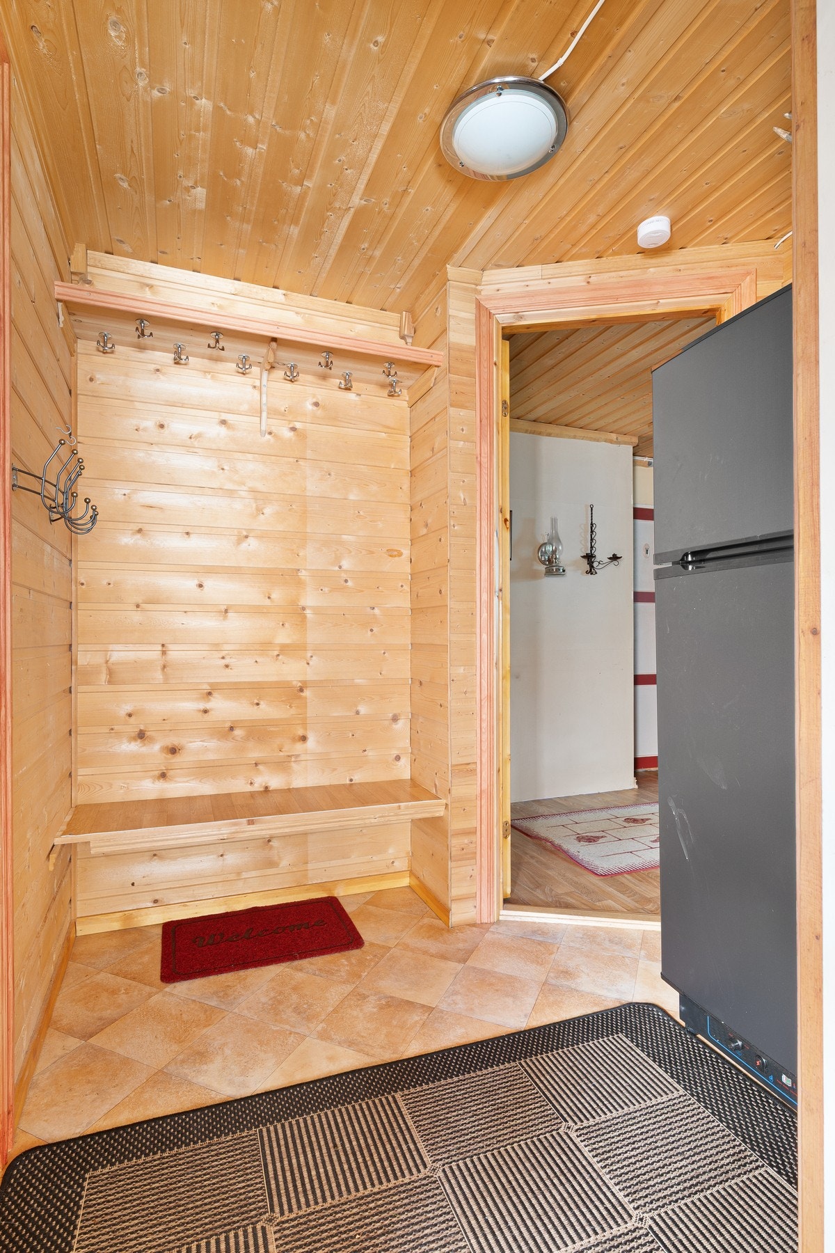 Vindfanget gir god plass til å henge av seg yttertøy og sette fra seg sko og utstyr Galleribilde