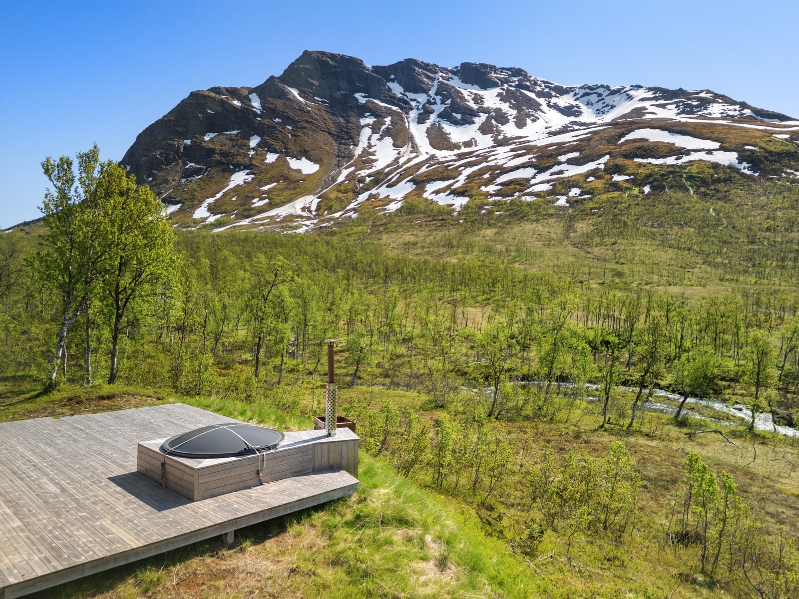 Vedfyrt badestamp gir ekte spa-følelse i naturskjønne omgivelser Galleribilde