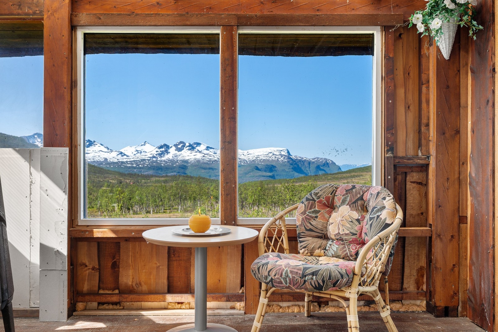 Nyt utsikten i lune omgivelser fra den innglassede terrassen Galleribilde