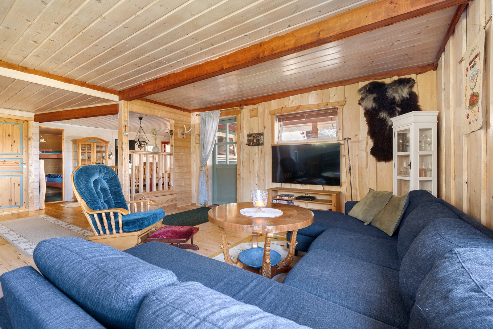 Lyse overflater og god takhøyde gir en luftig romfølelse Galleribilde