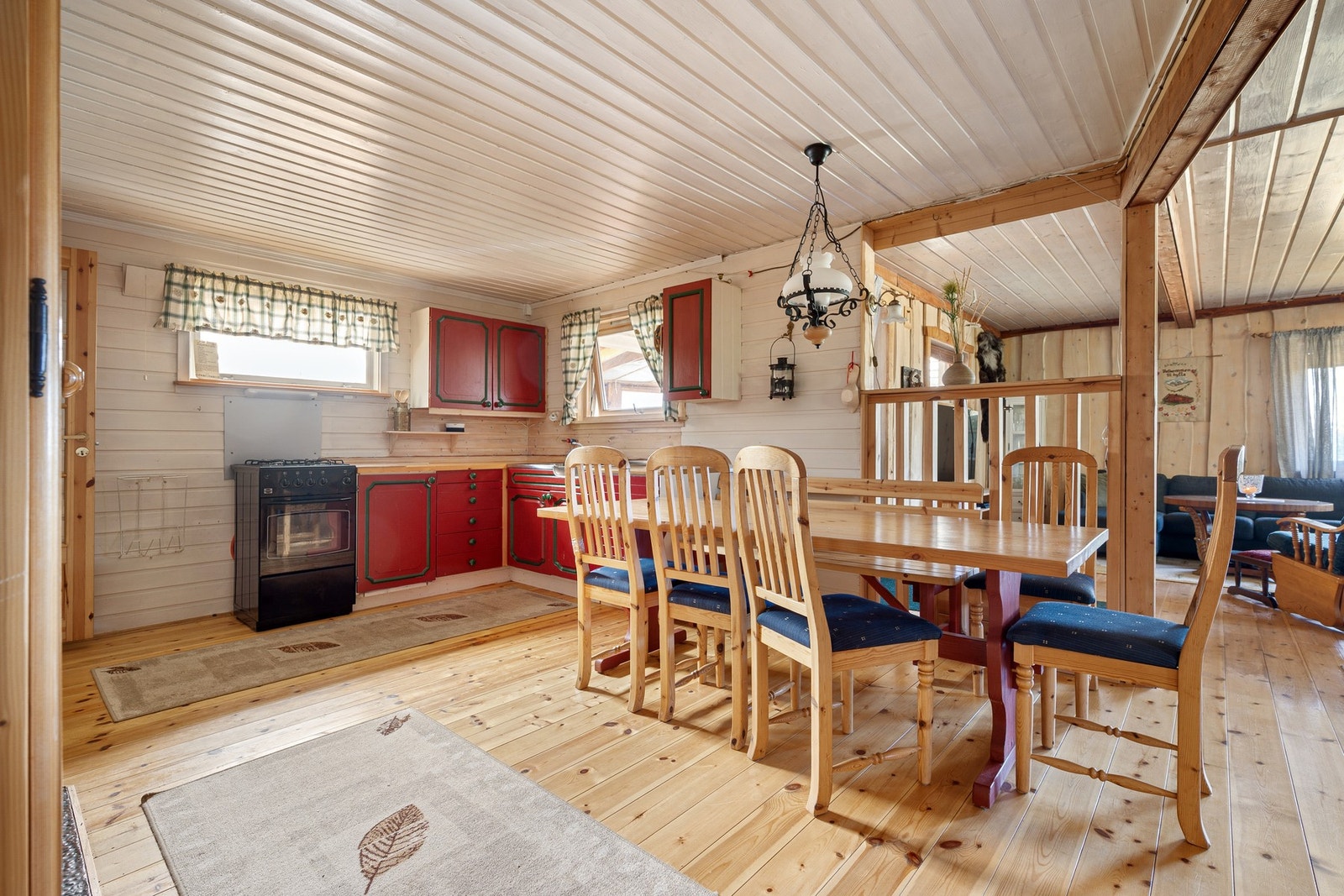 Lyst og trivelig kjøkkenområde med utsyn til naturen utenfor Galleribilde