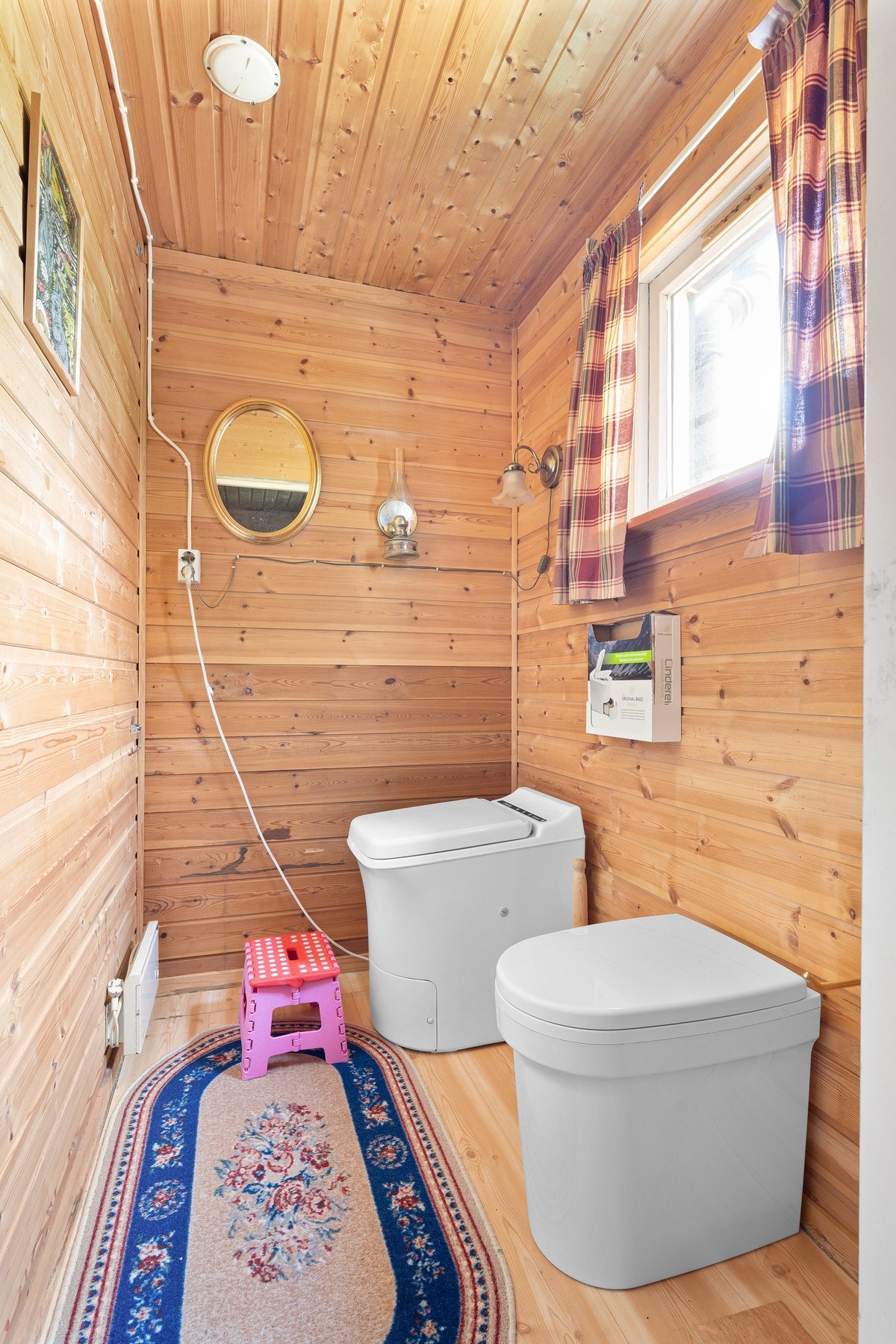 Toalettrom med forbrenningstoalett og veggmontert varmeovn Galleribilde