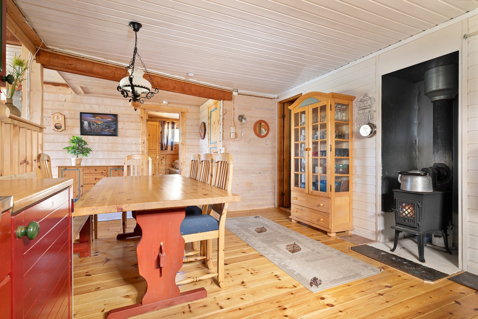 Enkelt og funksjonelt - tilpasset et rolig og praktisk hytteliv Galleribilde