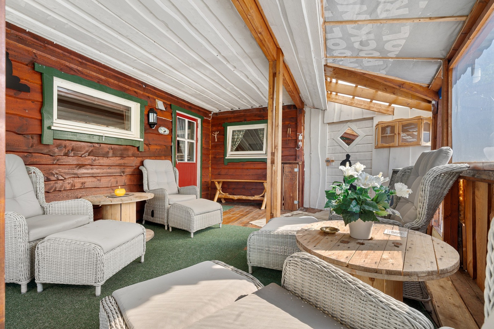 God plass til sittegruppe og avslapning med utsikt Galleribilde