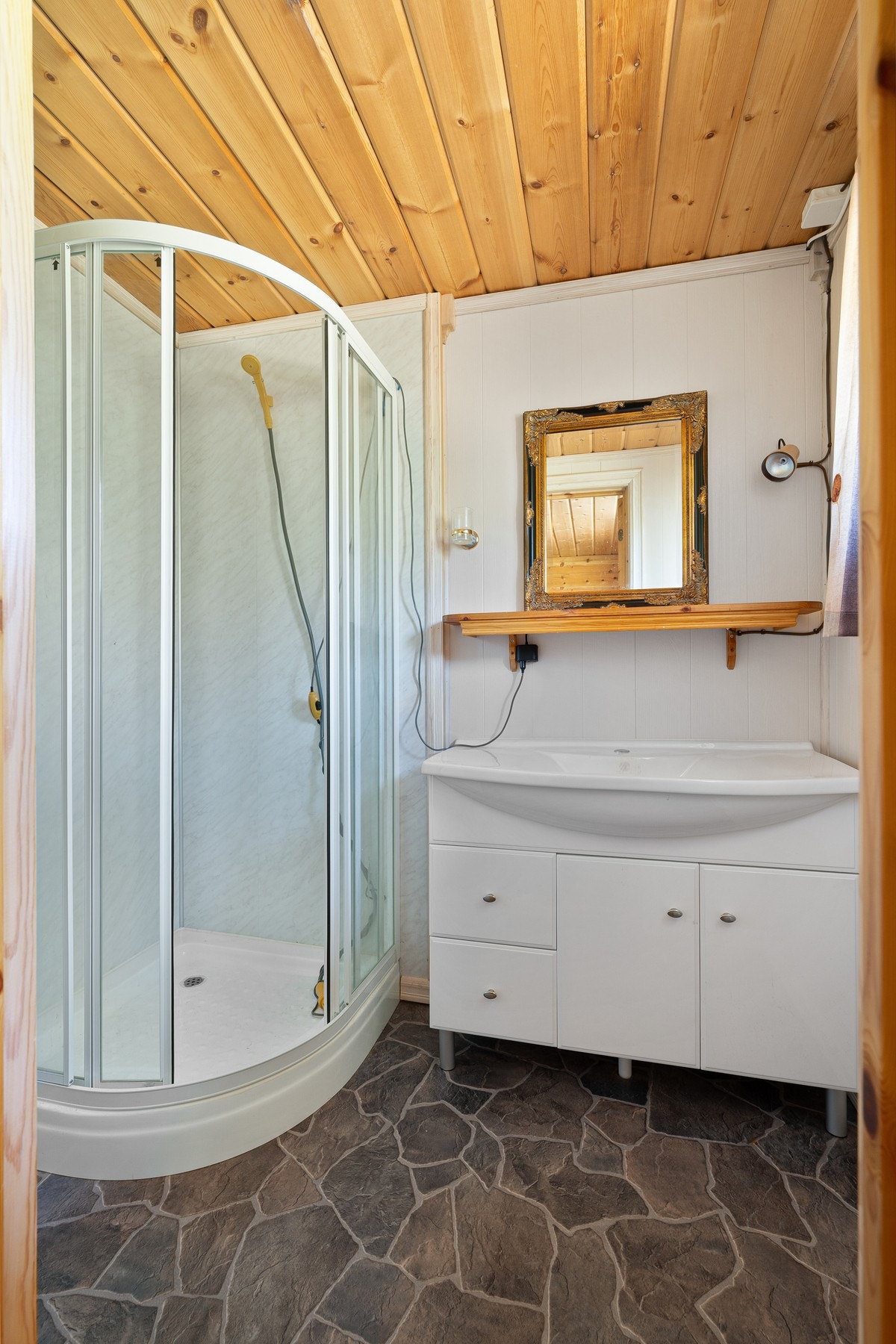 Stellerom med enkel dusjløsning og sommervann Galleribilde