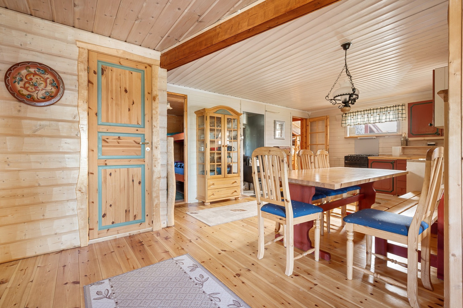 Stue og kjøkken er delvis åpne mot hverandre - praktisk og sosialt, samtidig som det gir rom for ulike aktiviteter Galleribilde