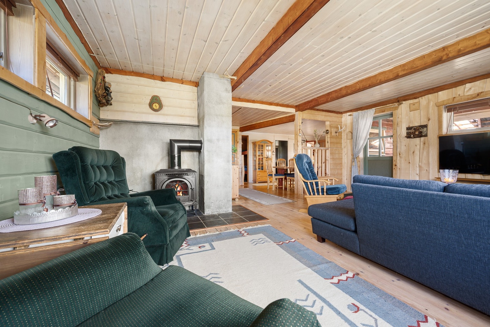 Hytta varmes opp med tradisjonell vedfyring - perfekt for den ekte hyttefølelsen Galleribilde