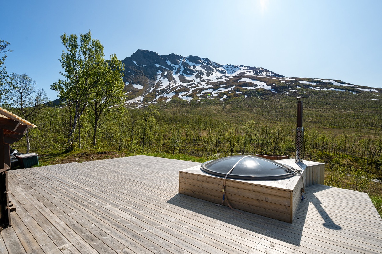 Fra denne har du også utsikt til Lavangstinden, et populært turmål på ca 1300 meters høyde Galleribilde