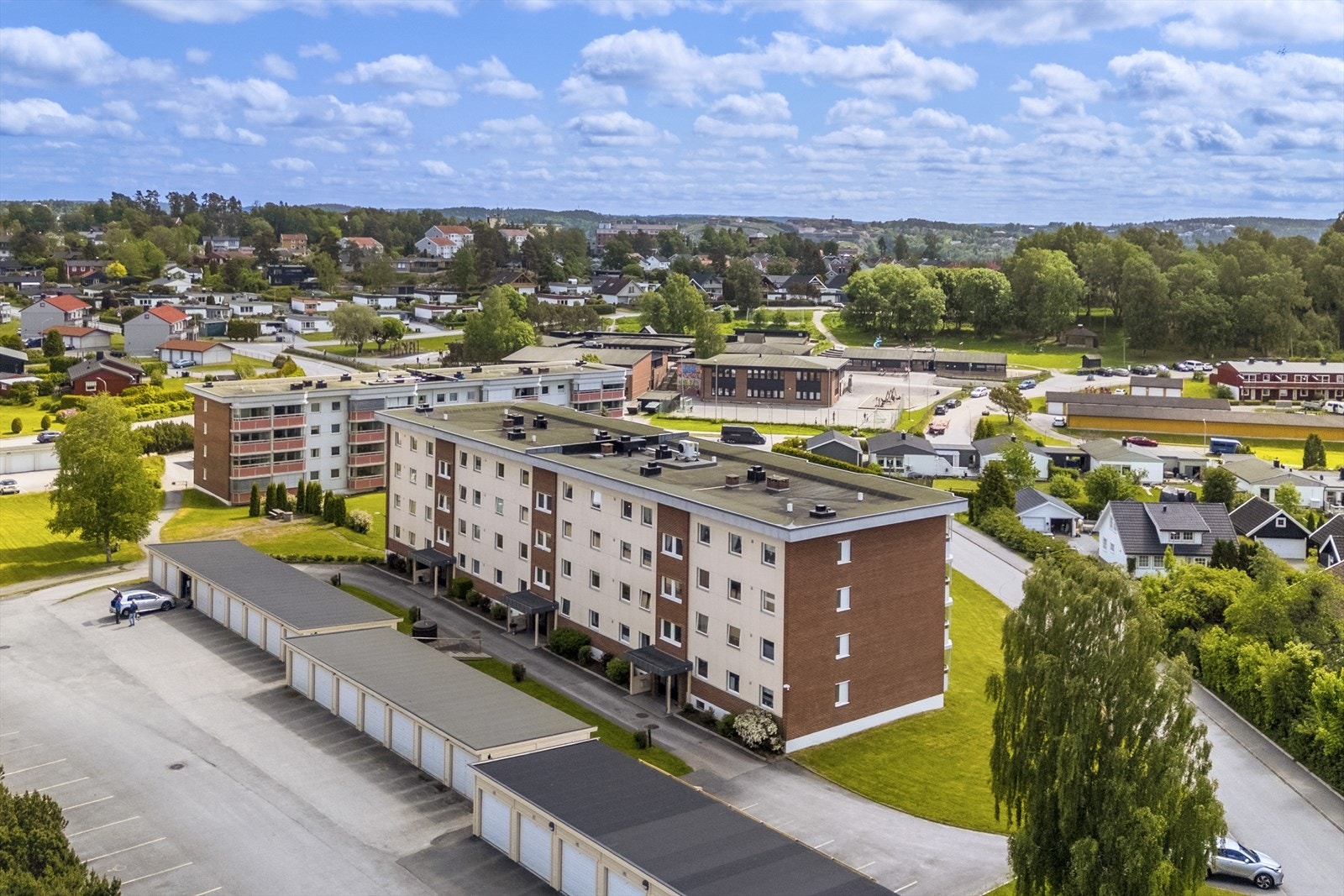 Dronefoto av blokk og garasjer Galleribilde