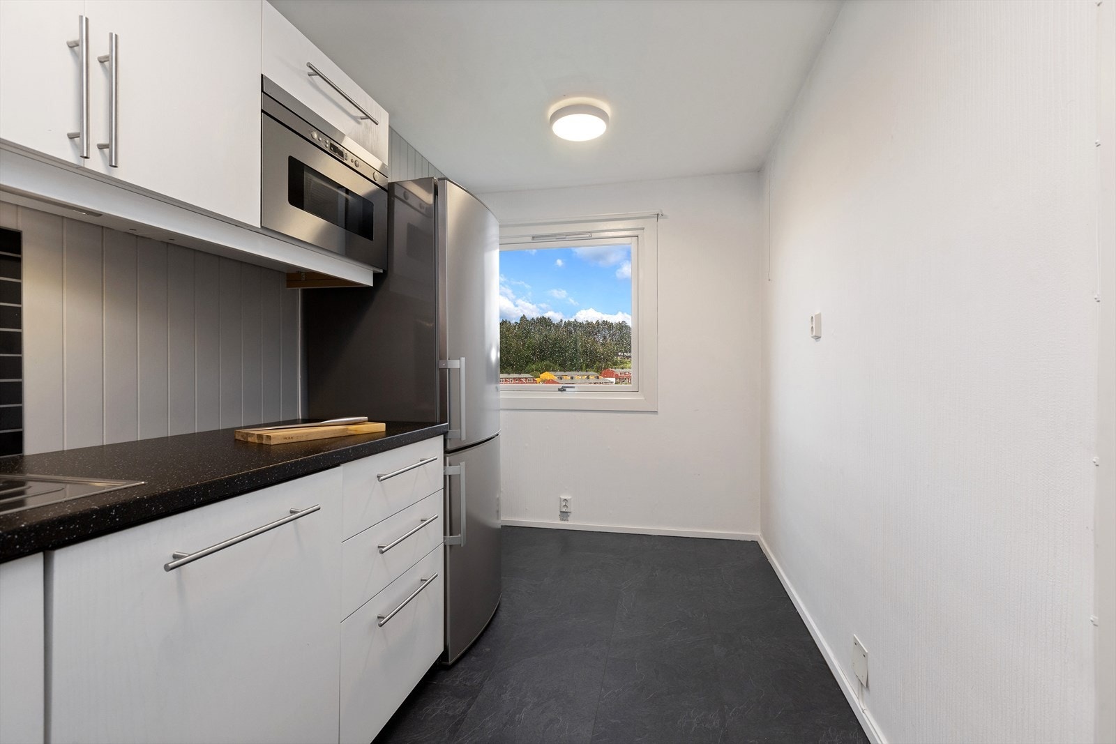 Hvit kjøkkeninnredning med slette fronter Galleribilde