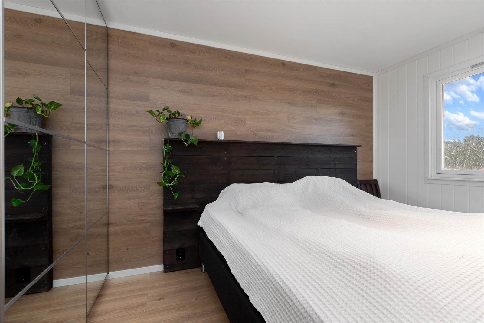 Soverom med garderobeskap Galleribilde