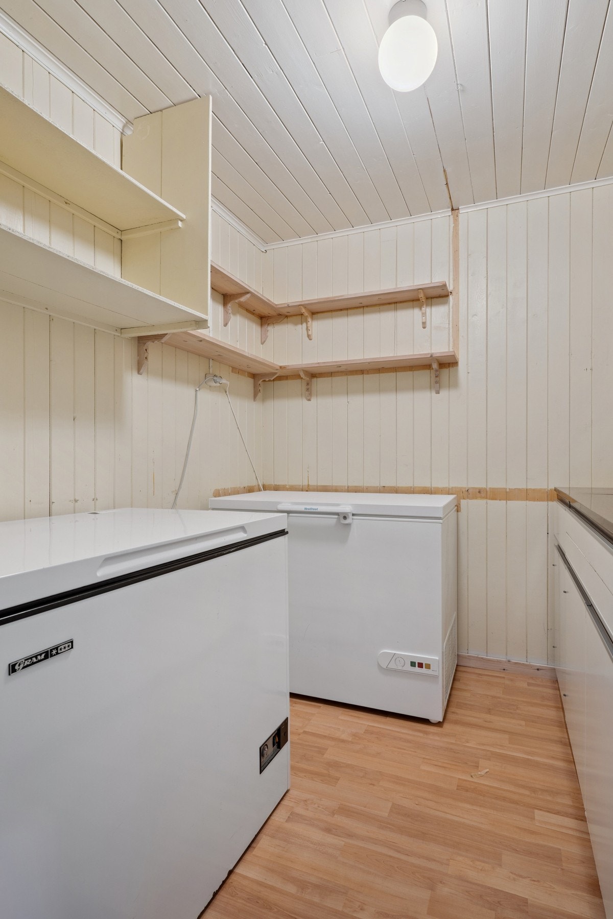 Bod med god oppbevaringsplass i kjeller. I tillegg flere boder. Galleribilde