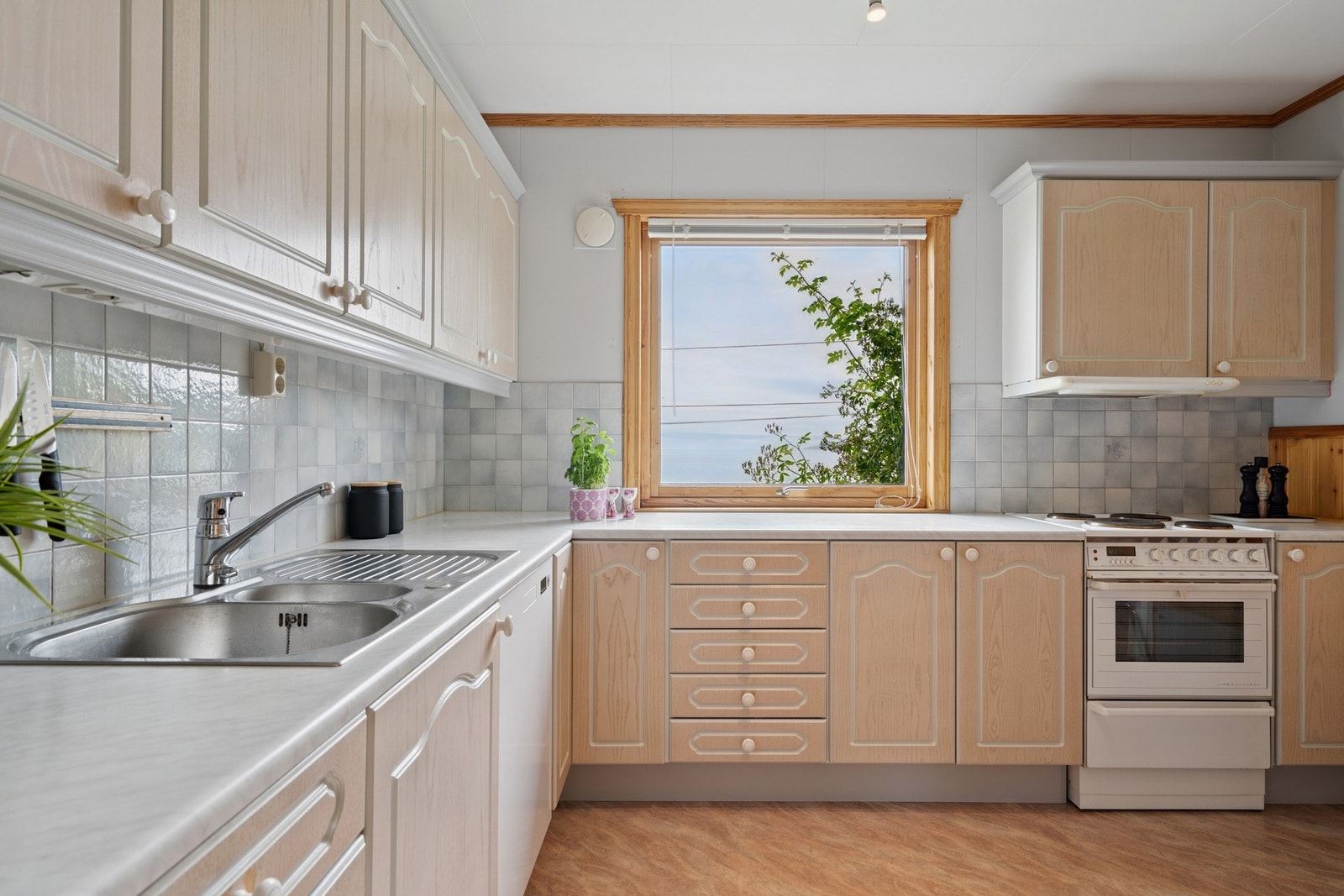 Kjøkken med mye skapplass Galleribilde