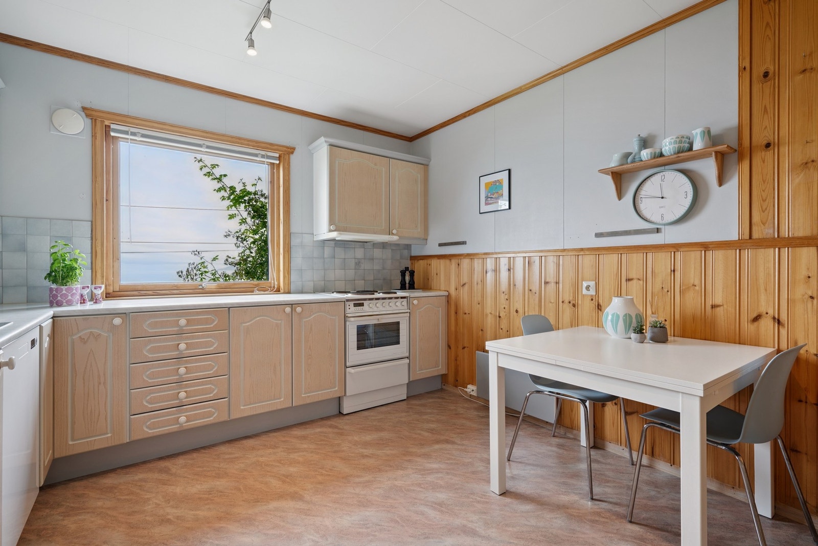 Romslig kjøkken med plass til spisebord Galleribilde