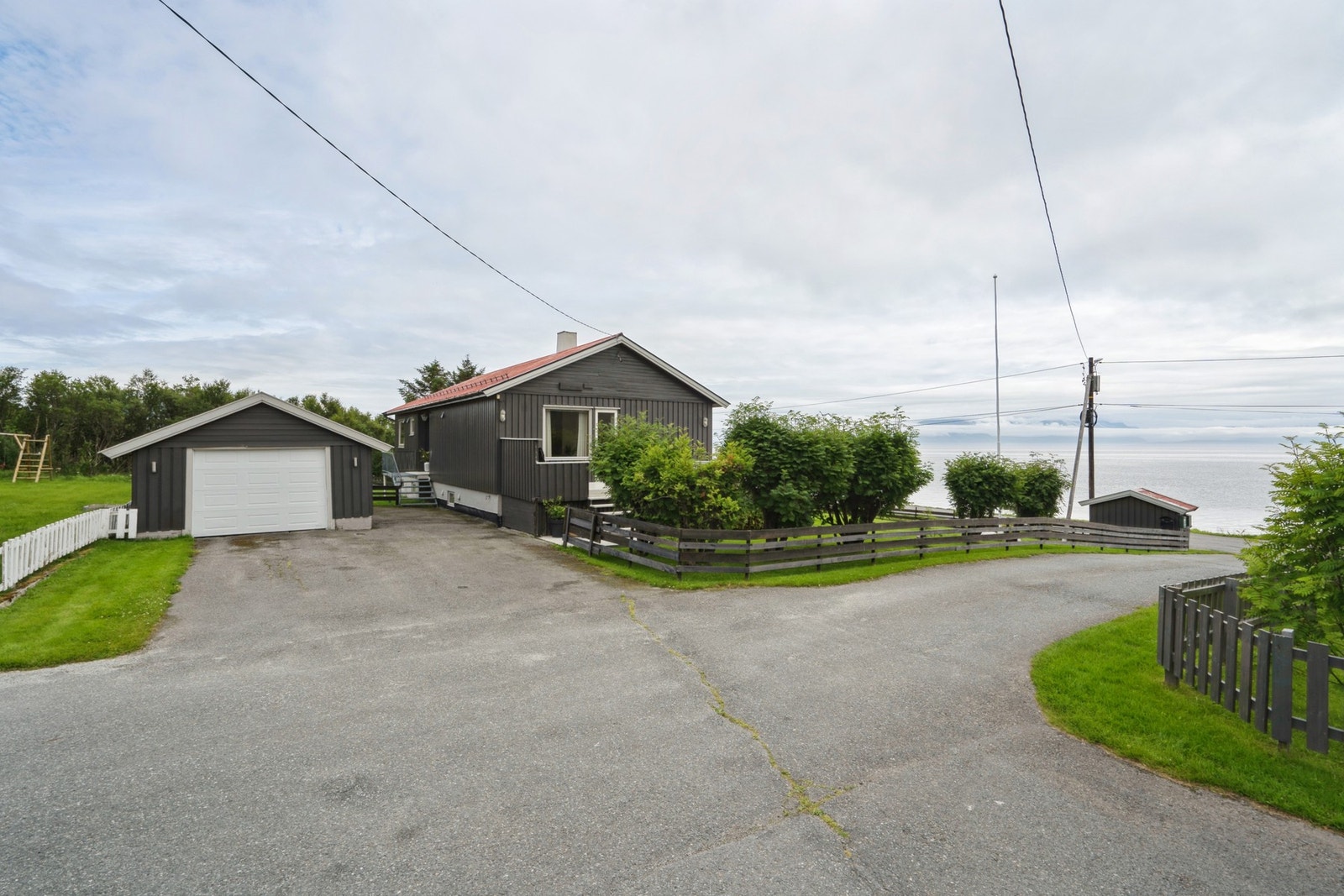 Eneboligen har egen garasje Galleribilde