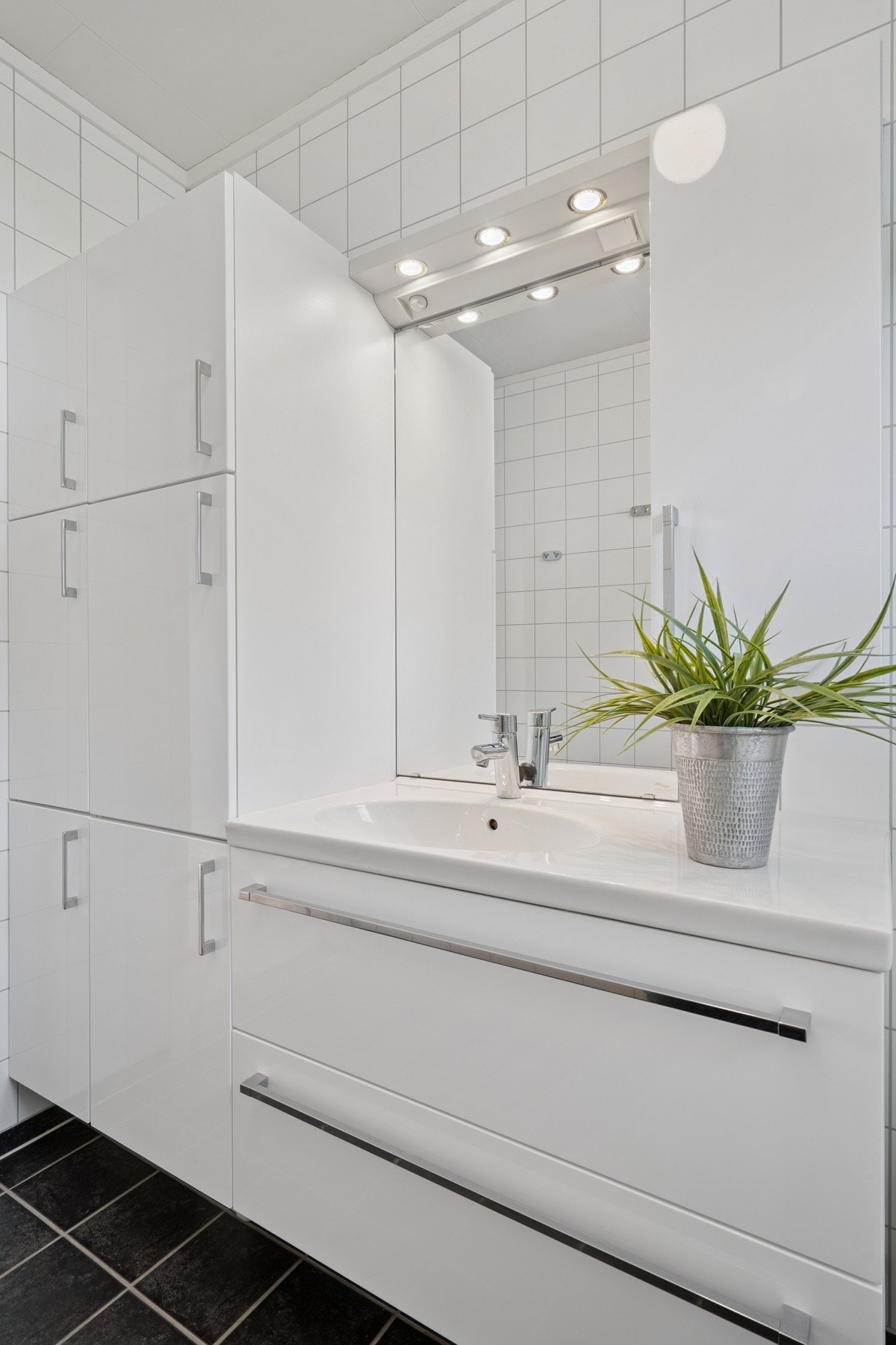 Mye oppbevaringsplass på badet Galleribilde