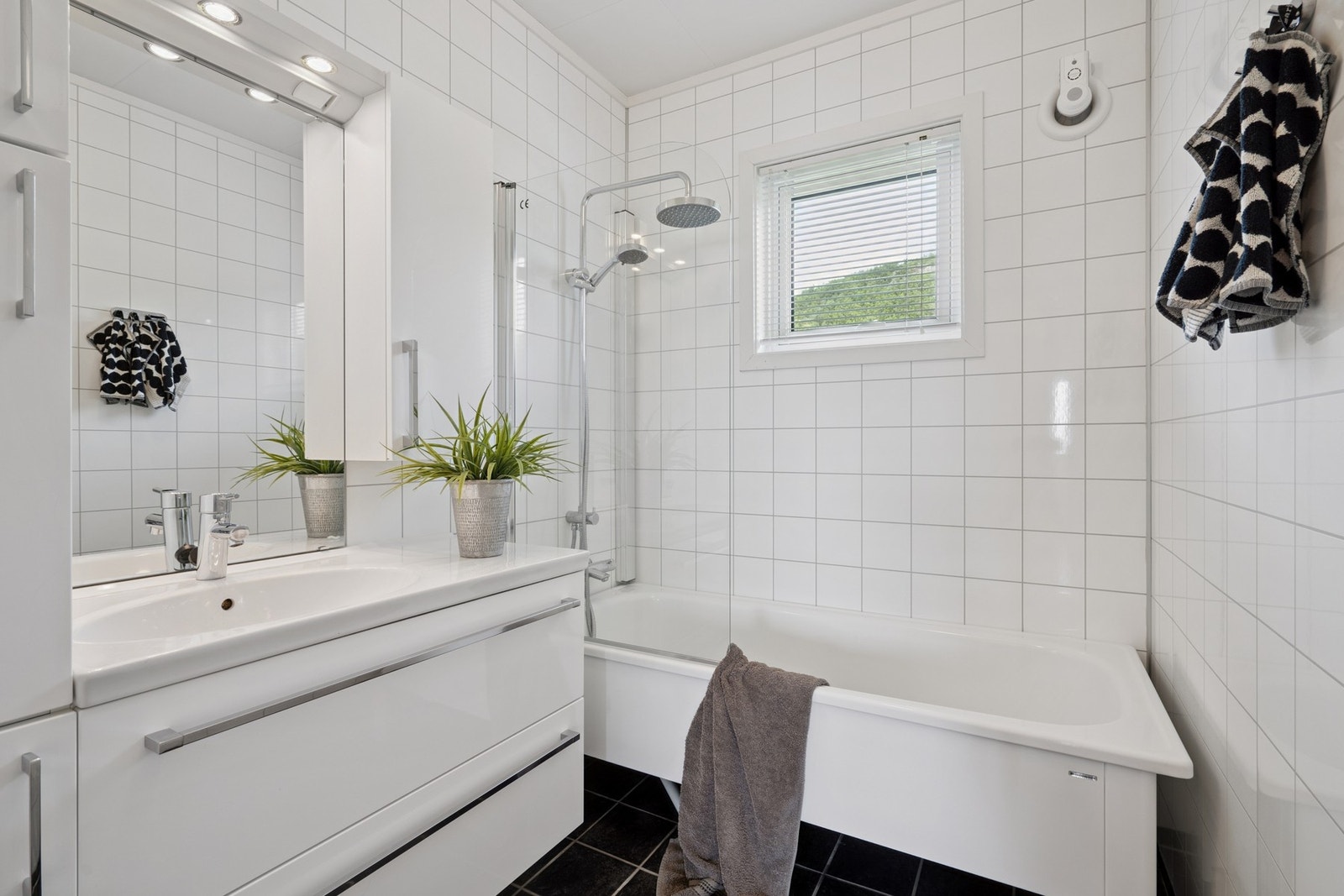 Lyst og fint bad med badekar og dusj Galleribilde