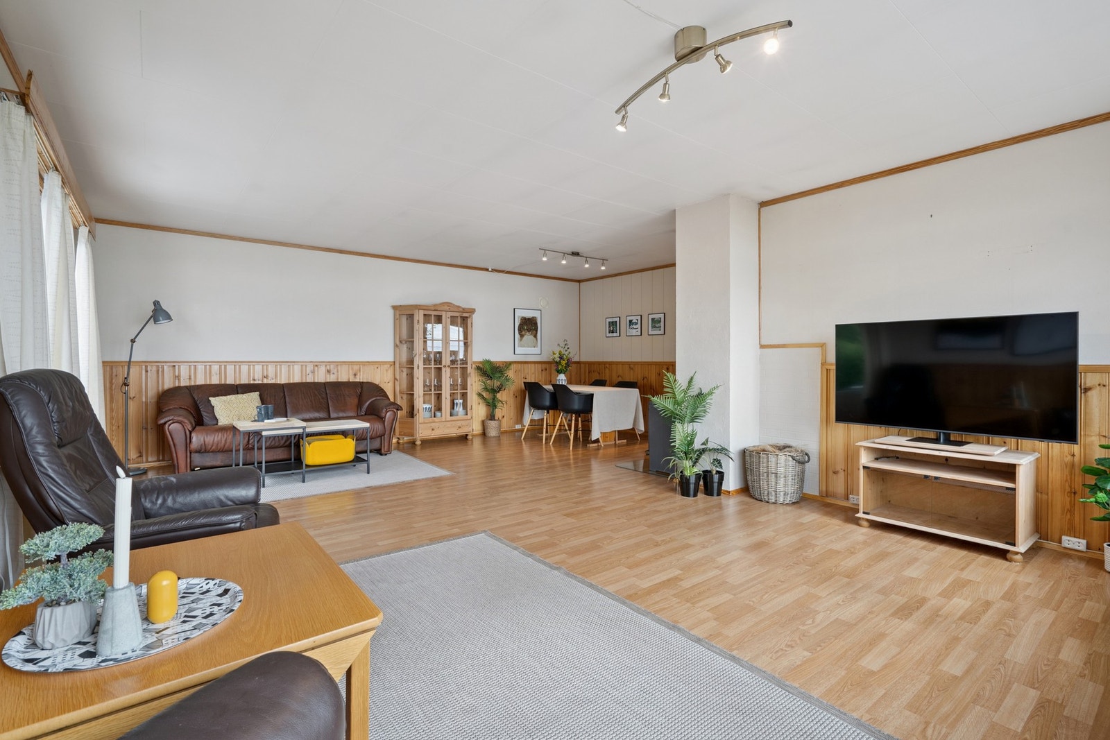 Stor og romslig stue. Galleribilde