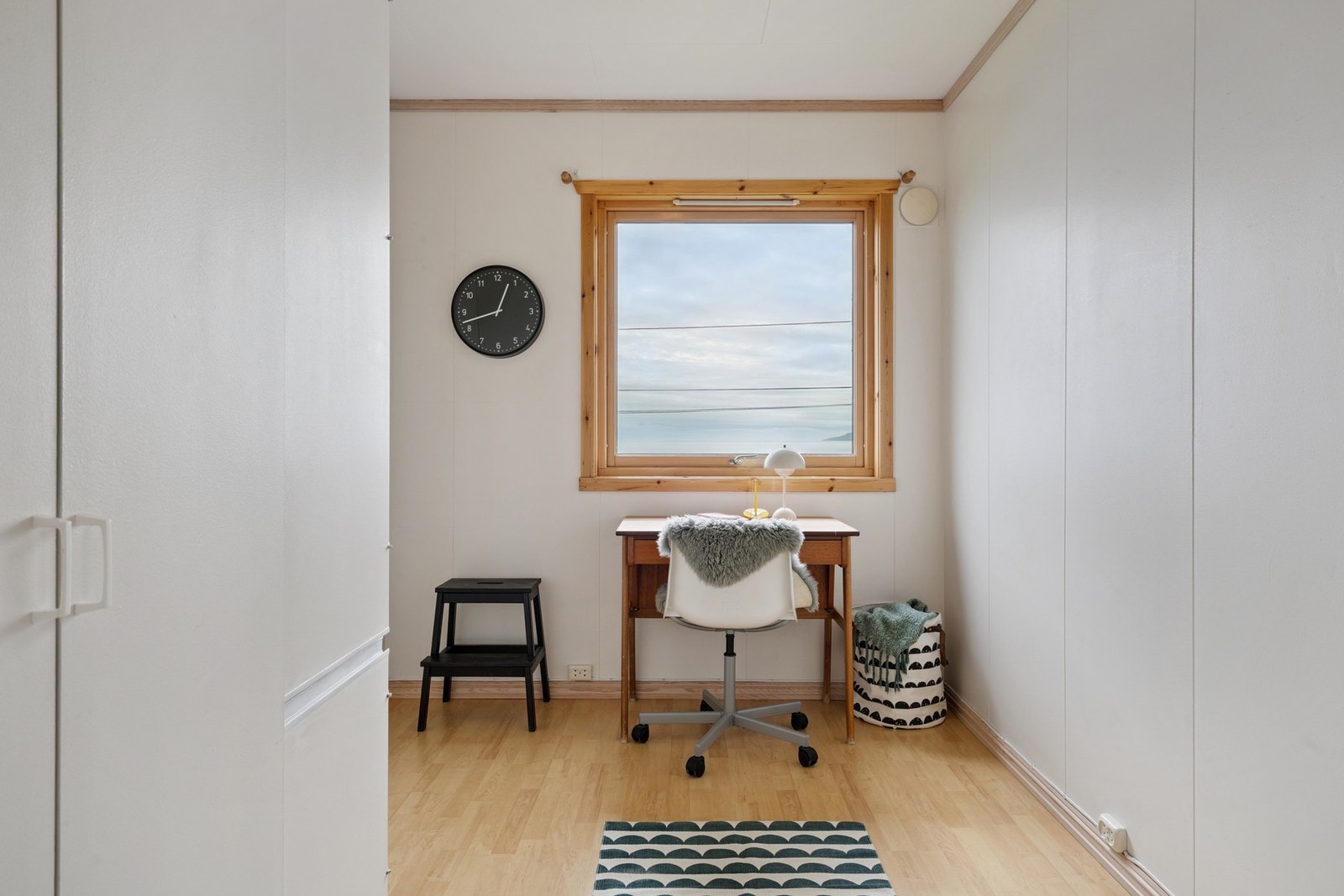 Soverom som selger benytter til hjemmekontor Galleribilde