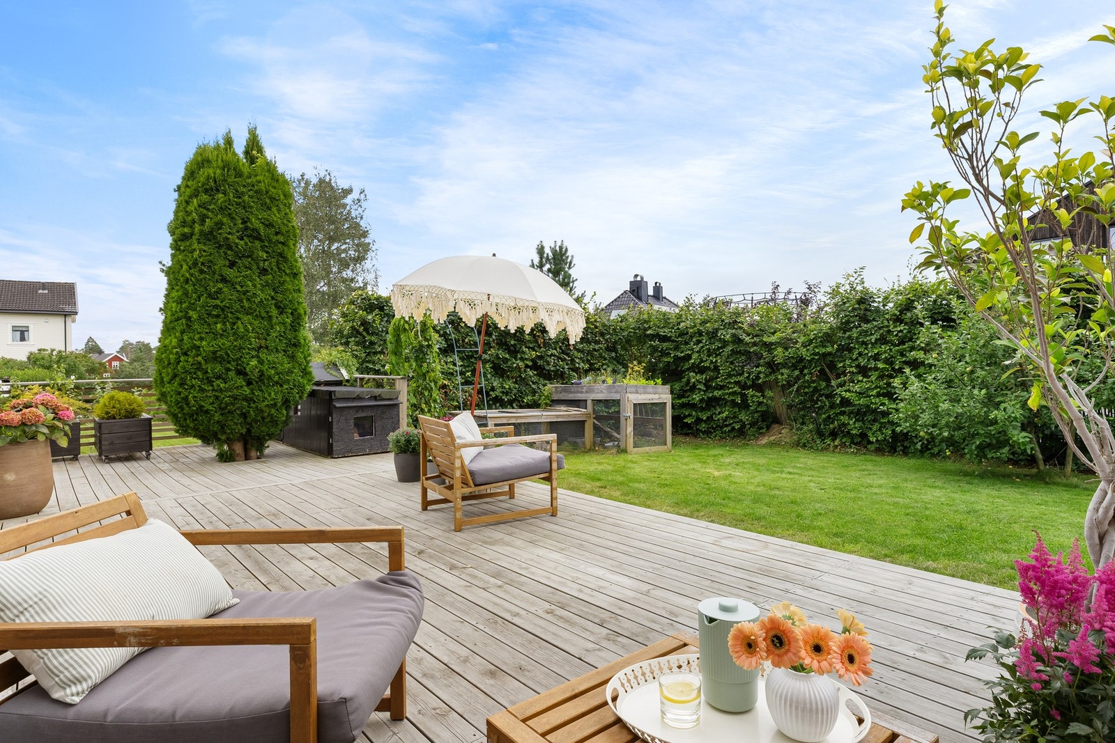 Hagen er pent opparbeidet med rikelig plass til lek og aktiviteter for både små og store. Galleribilde