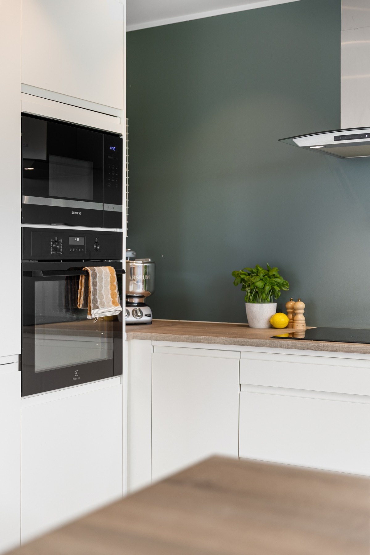 Det er integrerte hvitevarer som induksjonstopp, komfyr, micro, oppvaskmaskin og kjøleskap med frysedel. Galleribilde