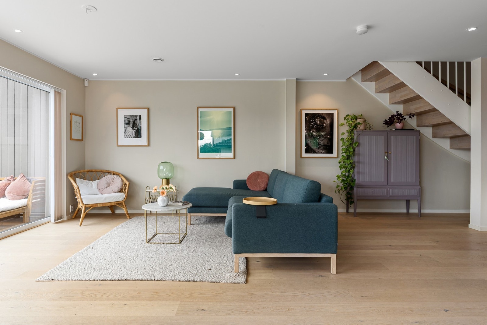 Veggene er malt i tidsriktige fargetoner og gulvet er belagt med enstavs parkett. Det er også lagt opp til tv løsning. Galleribilde