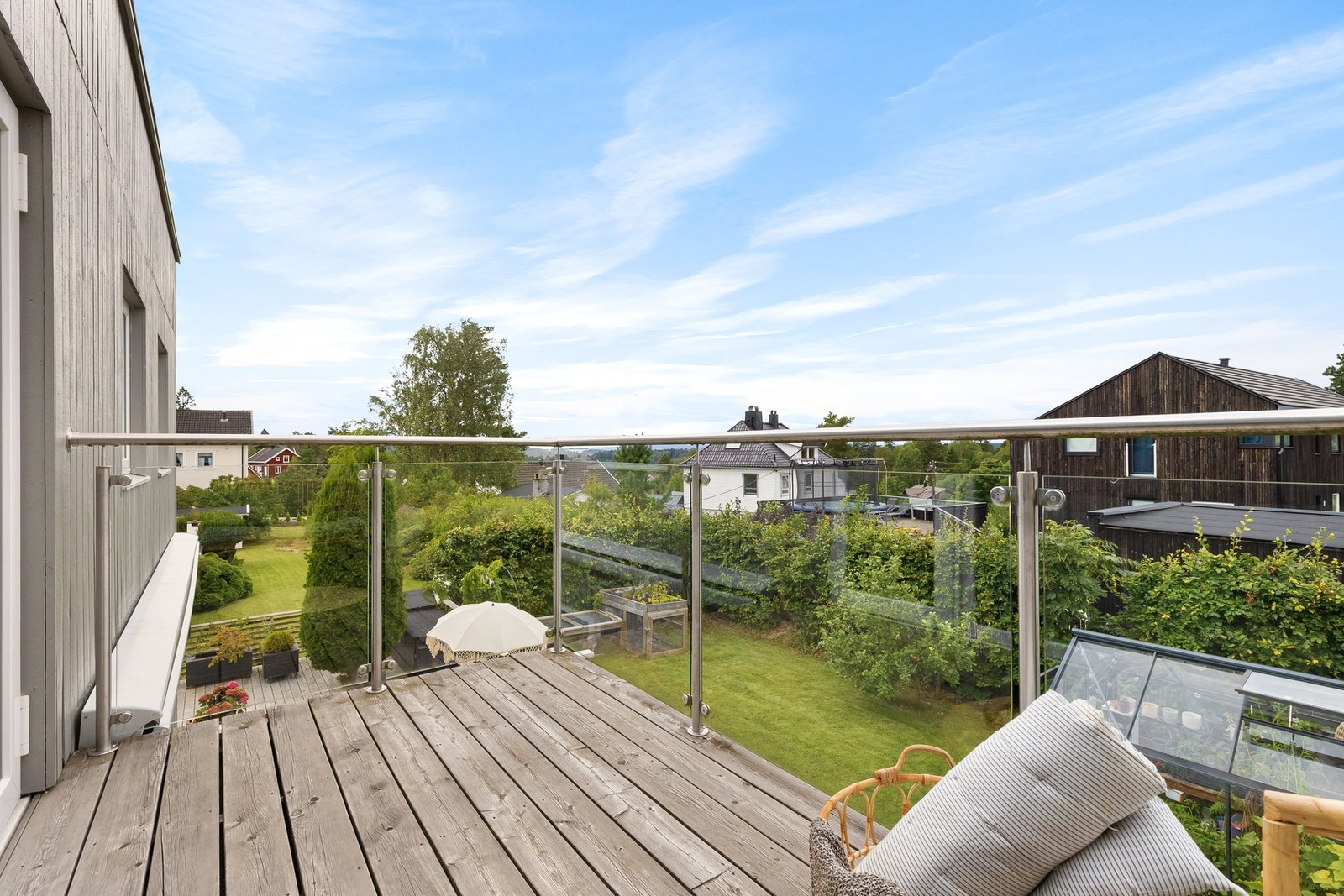 Eiendommen byr på flotte uteplasser som inviterer til både avslapning og sosiale sammenkomster. Galleribilde