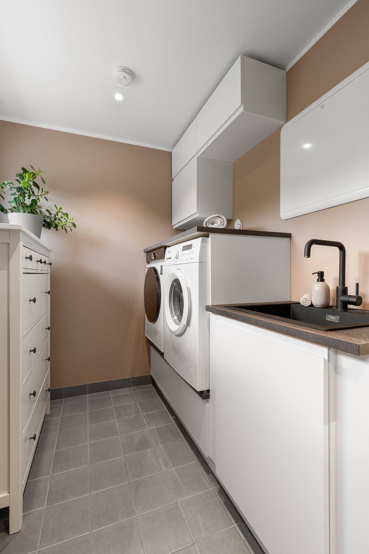 Vaskerommet er både praktisk og godt utstyrt, perfekt til hverdagsbruk. Det er skyvedører mellom toalett og vaskerom som gjør det lett å lukke inn til vaskerom. Galleribilde