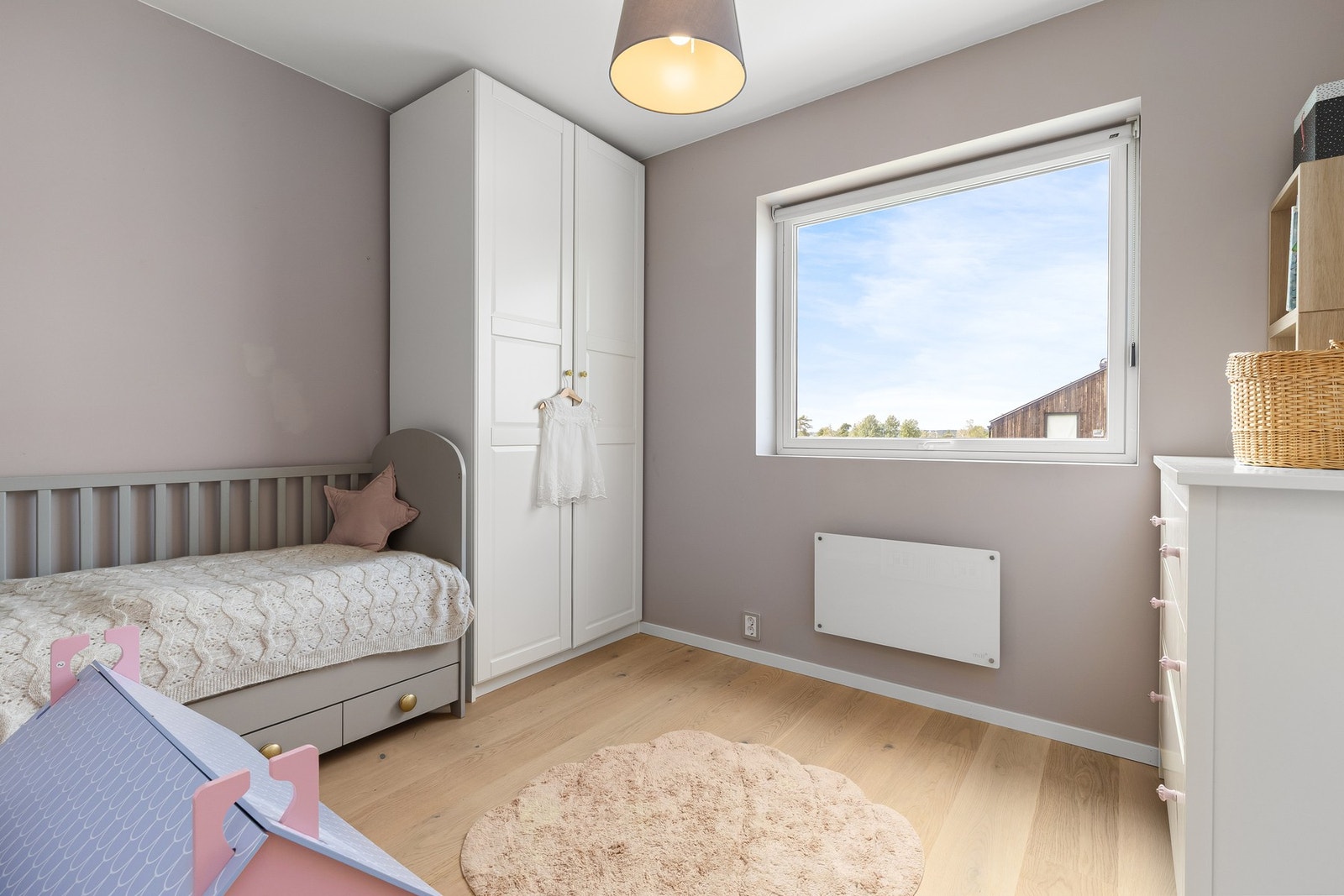 Alle soverommene er innredet med praktiske garderobeløsninger. Galleribilde