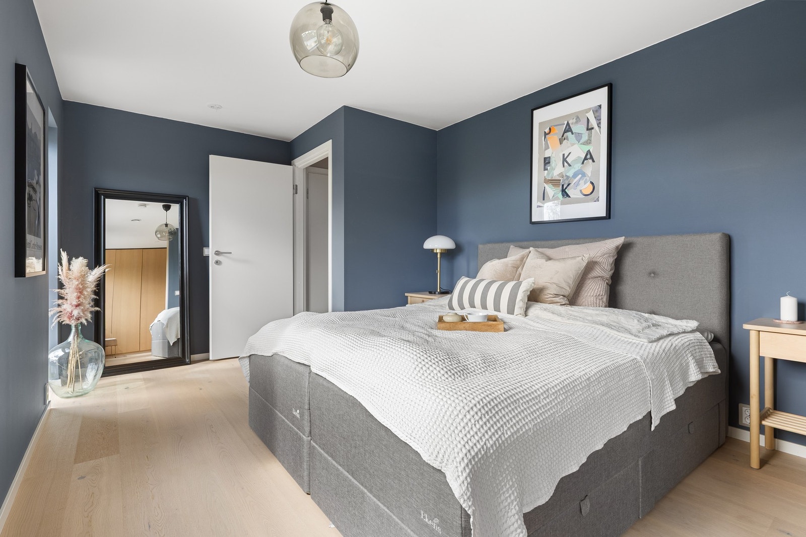 Hovedsoverommet er meget romslig med god plass til dobbeltseng og nattbord. Galleribilde