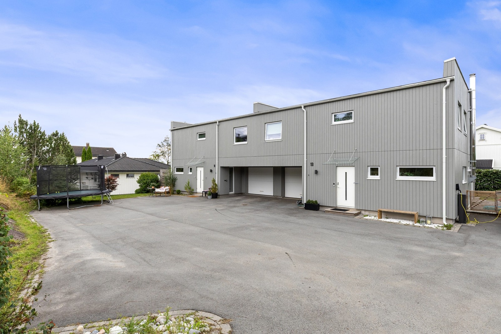 Det er parkering i garasje og på gårdsplass. Galleribilde