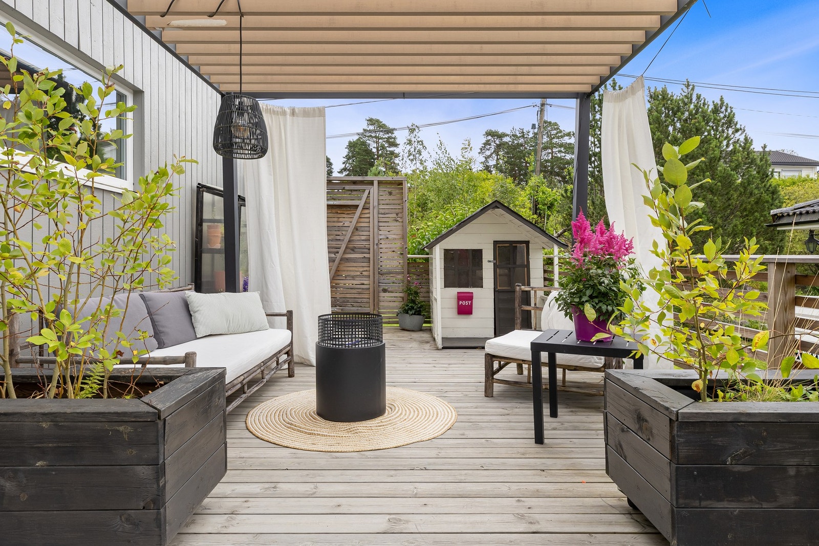 I første etasje åpner stuen seg mot en imponerende terrasse på hele ca. 85 kvm med god plass til både spise- og loungegrupper, samt grillområde. Galleribilde