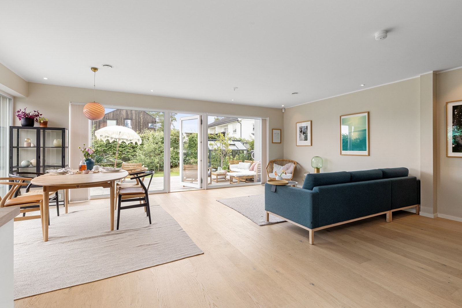 Stuen har et lyst og luftig design der store vindusflater slipper inn rikelig med naturlig lys og skaper en åpen, innbydende atmosfære. Galleribilde