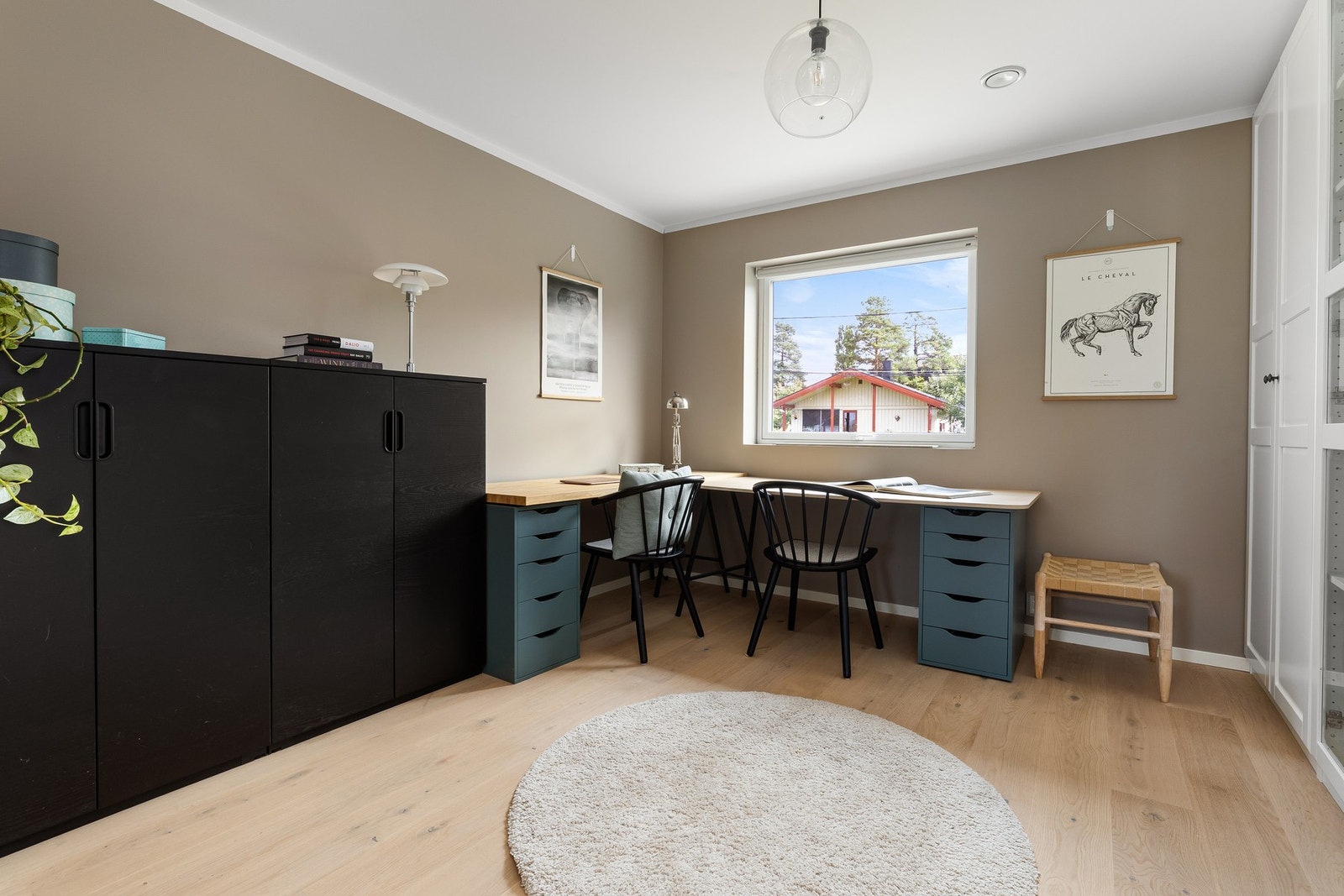 Dette rommet benyttes i dag som kontor, men kan også brukes som soverom med god plass til dobbeltseng. Her har du også nydelig morgensol. Galleribilde