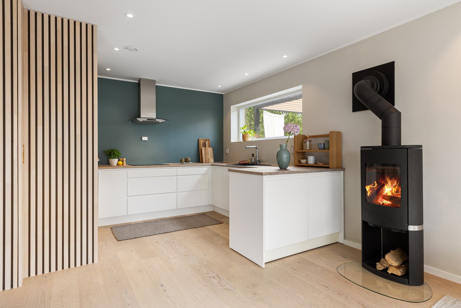 Kjøkkeninnredningen har lyse, slette fronter og laminerte benkeplater med nedfelt oppvaskkum i kompositt. Kjøkkenøyen er også utstyrt med hjul. Galleribilde