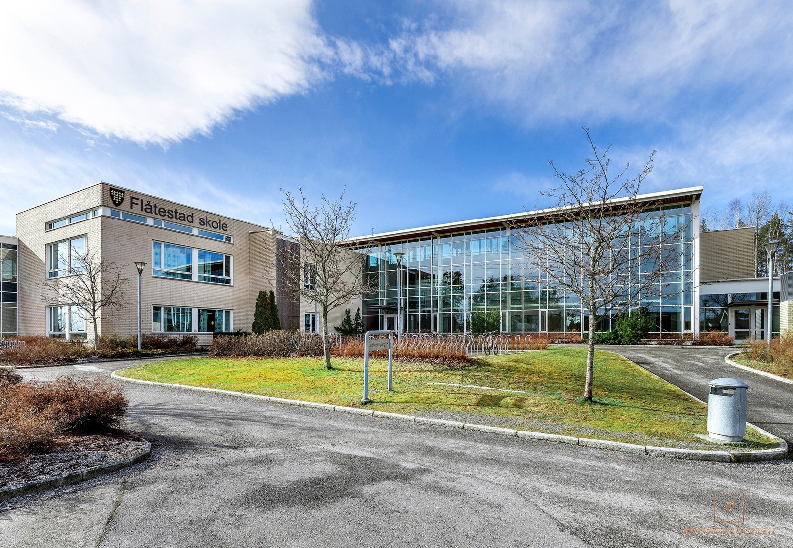 Flåtestad ungdomsskole. Det er også et godt utvalg av barnehager i nærheter. Galleribilde