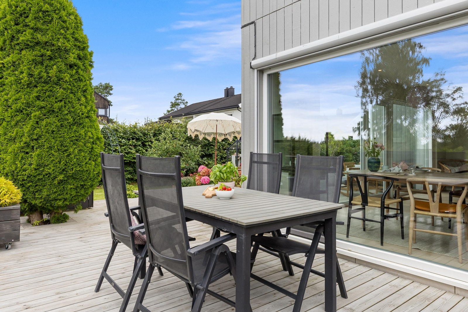 Terrassen strekker seg rundt boligen mot syd og vest, og byr på solrike forhold fra tidlig formiddag til sen kveld. Galleribilde