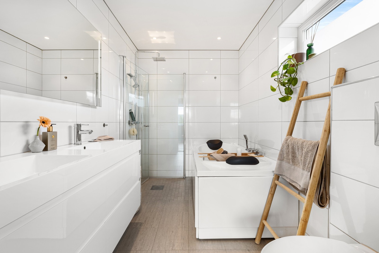 Badet er utstyrt med fliser på både vegger og gulv, varmekabler, innfelt downlights og balansert ventilasjon. Galleribilde