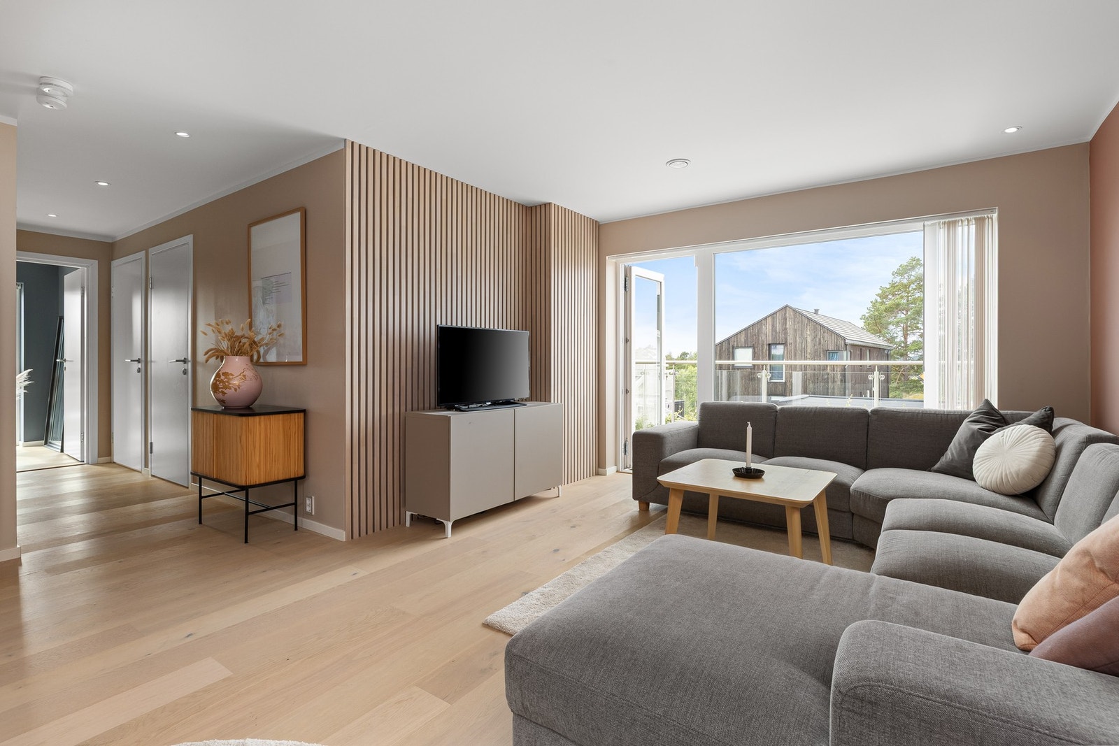 I andre etasje finner du en trivelig TV-stue med enstavs parkett og vegger malt i friske fargetoner, kombinert med spilevegg. Galleribilde