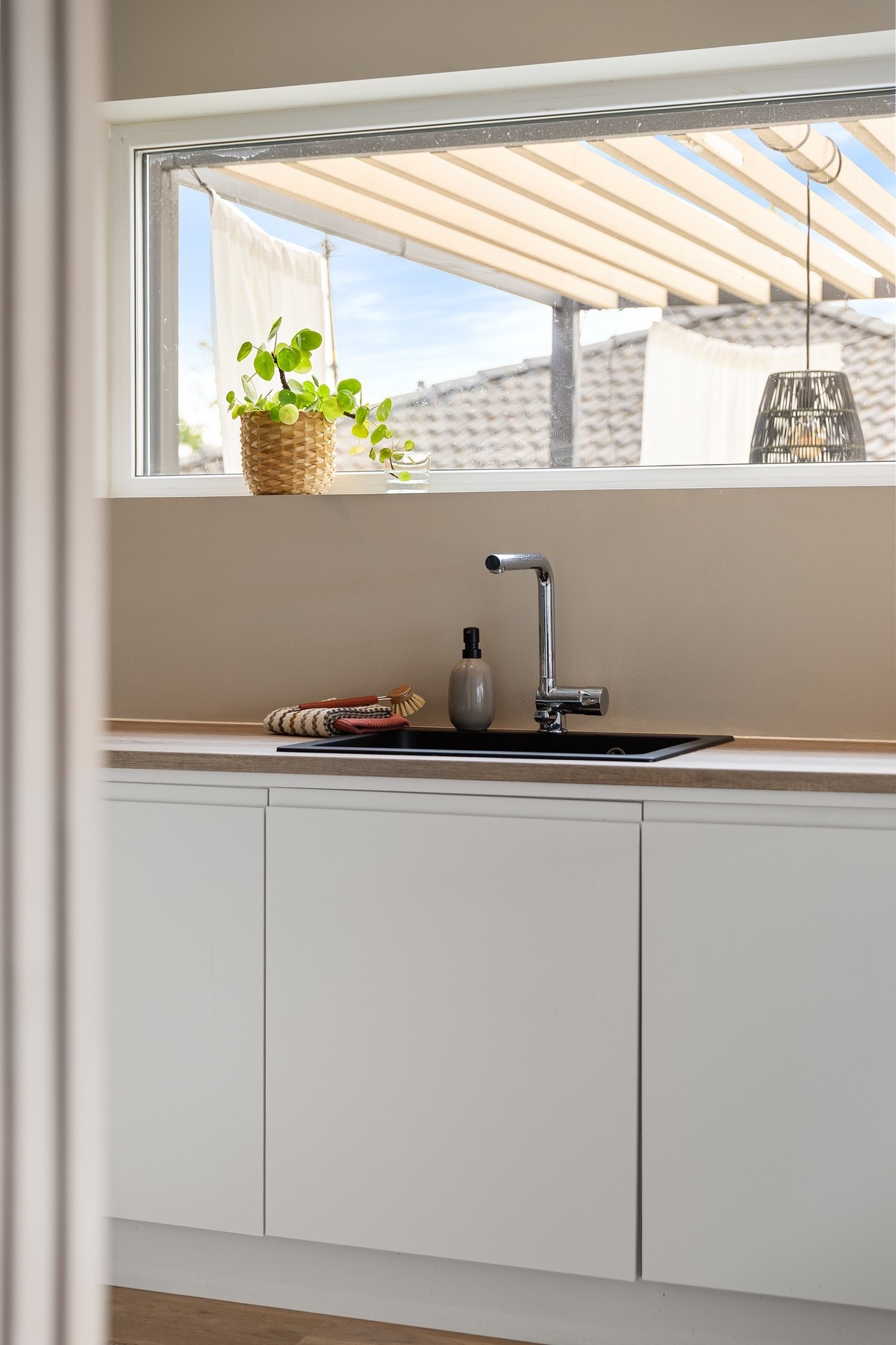 Kjøkkenet har rikelig med oppbevaringsplass og den generøse benkeplassen gjør matlagingen både enkel og effektiv. Galleribilde